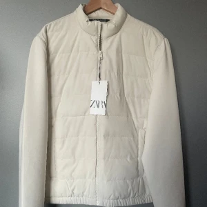 Zara Cardigan Herr Vit - Nyskick aldrig använd, prislapp sitter kvar. Storlek L (Sitter som M typ)  