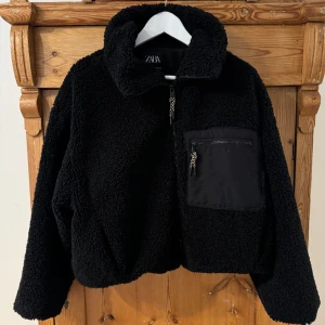 Pilejacka från Zara - Jacka från zara i pile. Varm och rymlig. Försluts med dragkedja. Storlek S/M. Som ny i sitt skick! 