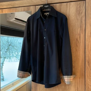 Burberry skjorta - Tjena, säljer nu min burberry skjorta i färgen ”navy”. Helt felfri och i bra skick. Självklart äkta och fraktas spårbart. Vid frågor och funderingar är de bara att skriva.
