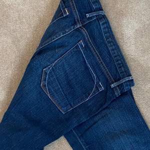 Skinny jeans av märket Earnest Sewn. Mörkblå. Enormt snygga. Jag är 165cm lång, passar utmärkt dock för små i midjan.
