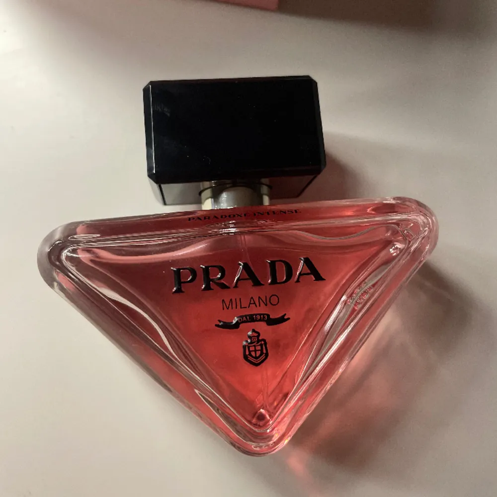 Säljer min Prada paradoxe intense parfym 50 ml som är helt ny. Säljer då jag har köpt fel doft och tagit av plasten så kan inte lämna tillbaks den. Aldrig använd, nypris 1300. Accessoarer.