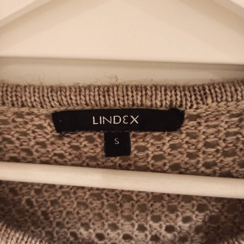 En fin och mjuk ylle tröja från Lindex i storlek S. Den är normal i storlek. Tröjan är tyvärr knappt använd och har därav inga defekter🌟 85℅ akryl 15℅ ull . Stickat.