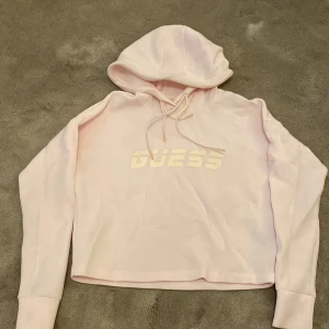 Guess tröja - En snygg och tuff Guess tröja. Använd några gånger. Nyskick. 