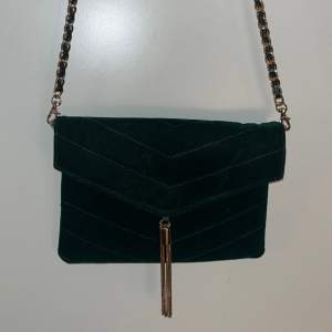 Fin mörkgrön sammetsväska från Gina Tricot som jag har använt 2 gånger. Är i nyskick. 