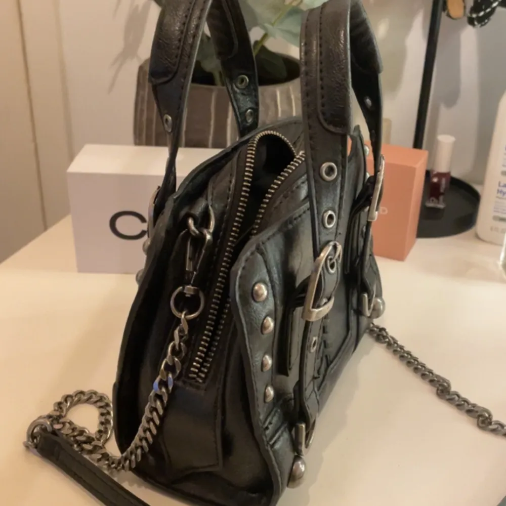 Söt axelremsväska från Zara med små handtag💞, säljer då den inte kommer till användning. Köparen står för frakten!. Väskor.