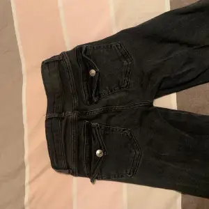 säljer mina jeans från lager 157 för dom inte riktigt kommer till användning! lite slitna längst ner om ni vill ha bild på det kom privat! annars super bra skick!