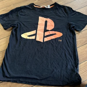 Tshirt  - Sparsamt använd, men med ett litet hål. 