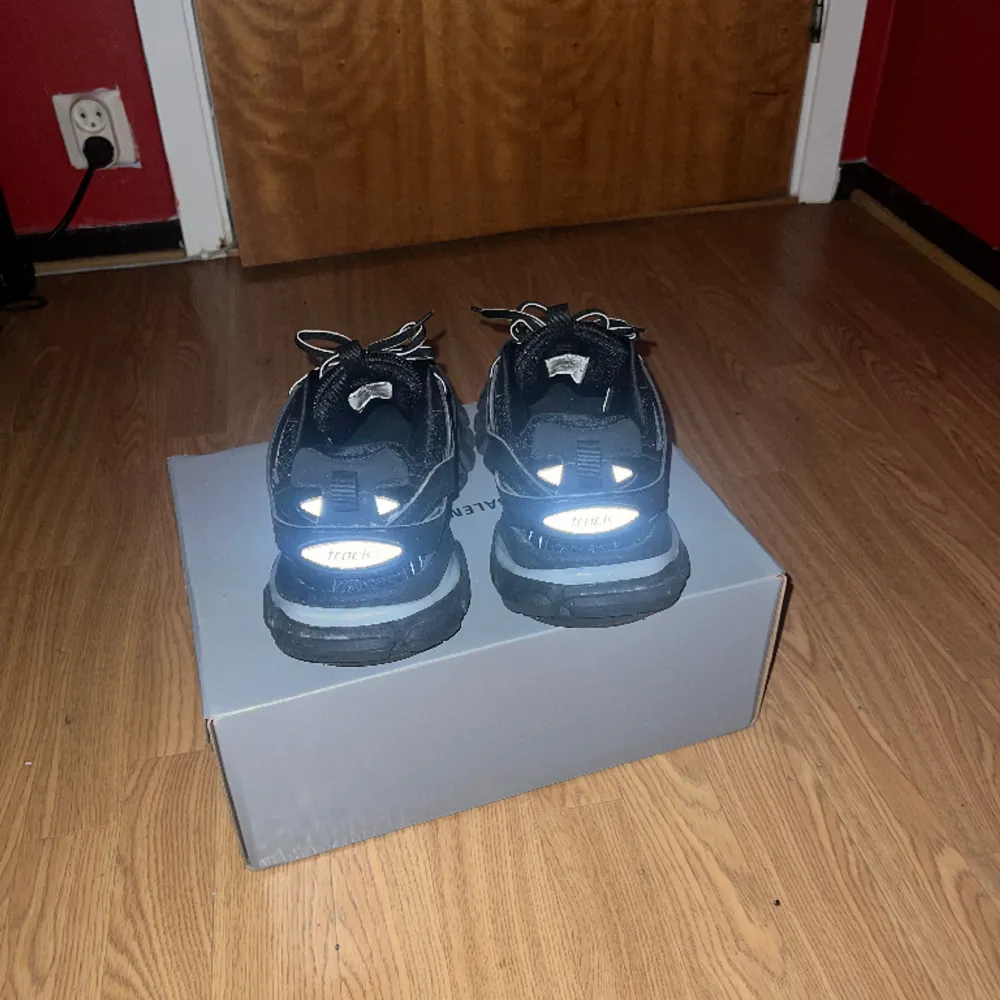 köpte dessa skorna för 1 månad sen anvönder inte dom längre inget fel på dom har tvättat dom så att dom är rena Led ljusen funkar även på dom du får med balenciaga sko lådan och laddare till skorna också . Skor.