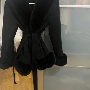 pälsjacka  - Super snygg päls kappa perfekt nu till vintern, den är jätte varm och mysig men samtidigt ger en super snygg lock. Passar för de som har storlek S-L