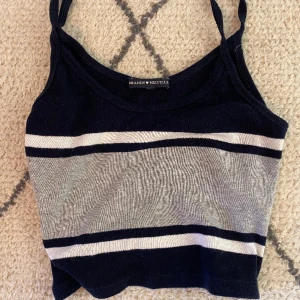 Brandy Melville tank top - Säljer denna brandy melville top som är one size. Men skulle säga den passar nog XS-M Fraktas eller hämtas!