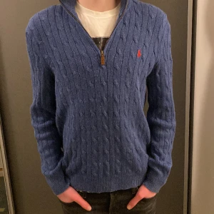 Ralph Lauren Halfzip - Säljer nu denna asfeta Ralph Lauren Halfzip tröjan i ett helt okej skick! Storleken är M och sitter bra som det. Nypris på denna ligger på 2200kr. Säljer nu för endast 449kr! Hör av dig vid minsta lilla fundering 😊