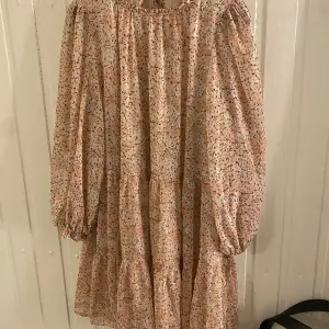 Rosablommig klänning från H&M, oanvänd