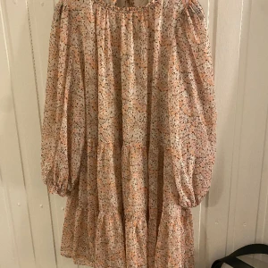 H&M klänning - Rosablommig klänning från H&M, oanvänd