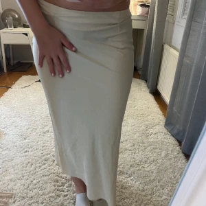 satinkjol med slits  - Satinkjol med slits. Bikbok storlek Xs. Vill bli av med sommarkläder 