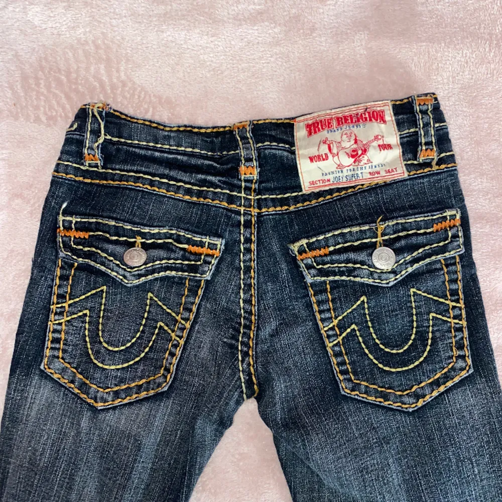 Jättesnygga straight true religion jeans, önskar att jag kunde ha dem men tyvärr är dem för små😭 storek 28 och passar mig perfekt i längden som är 175💕. Jeans & Byxor.