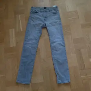Hugo boss jeans, regular fitt gråa, super stretch denim. 30/32 Säljer eftersom inte används längre. Super fint skick, endast använt ett halvår och inga defekter. Kontakta för eventuella frågor eller fler bilder osv. Nypris 1800kr, mitt pris 950 kr 