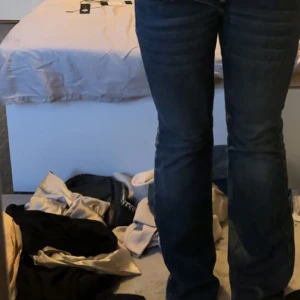 Lågmidjade jeans  - Skitsnygga jeans som jag köpte på plick men som tyvärr inte passa, finns en slitning längst nere på benen som inte syns (skriv för bild)💕