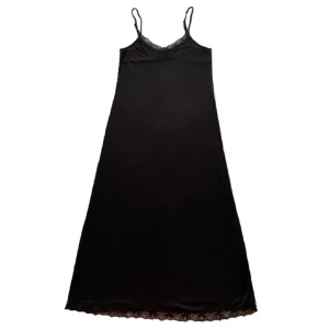 Svart långklänning - Svart långklänning i bomull, med spetsdetaljer. Storlek XS men passar lika bra på S och mindre M. Aningeen genomskinlig. Hör av dig om du är intresserad, vill få mått eller har andra frågor <3