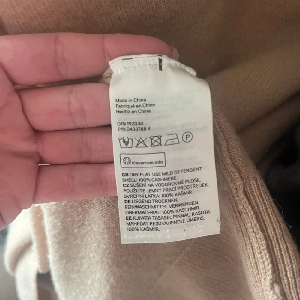 100% Kashmir tröja från H&M, använd men inga skavanker. Overzise modell. Stickat.
