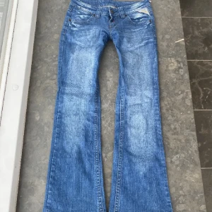 Jeans med snygga dragkedjor  - (lånade bilder) Säljer dessa sjukt snygga low waist bootcut jeans med dragkedjor på baksidan!! Köpt de på plick och säljer eftersom för små för mig. Innerbensläng 76 cm, midjemått ca 36 cm. Skriv för fler bilder💓