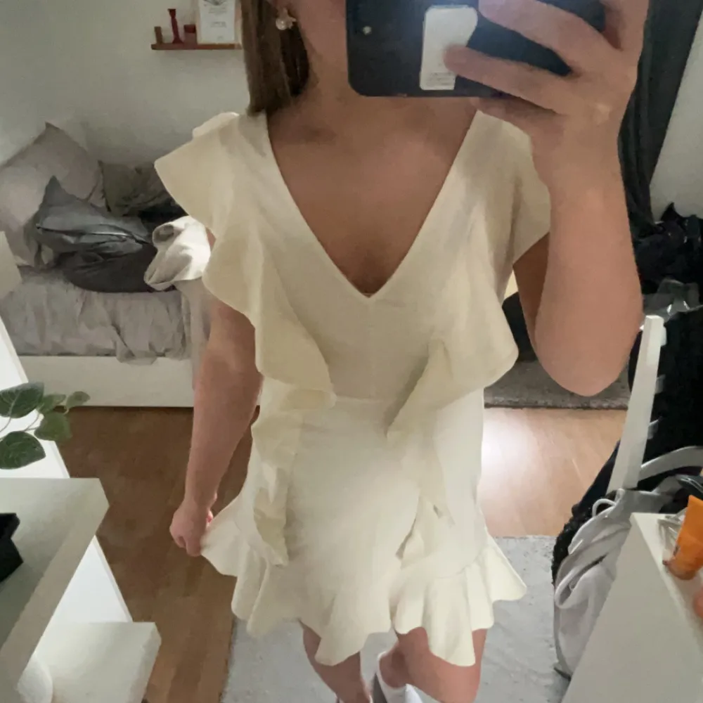 Säljer denna super fina klänning från hm, öppen rygg med fina volang detaljer. Perfek till student eller skol avslutning💕i storlek 40 men skulle säg att den passar mer som en 38. Mekot.