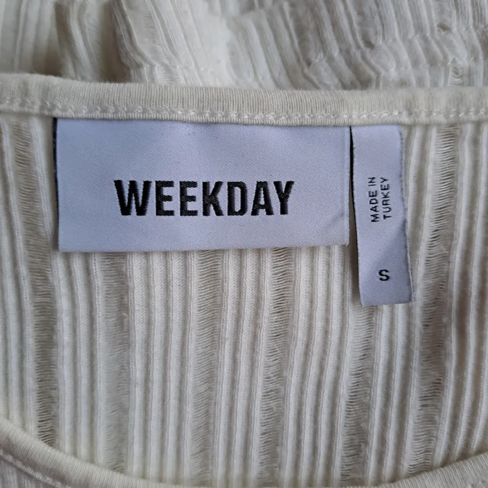 Varumärke: Weekday  Produkt: Långärmad tröja  Material: 100% bomull  Storlek: S Färg: vit/Cream  Kondition: Bra begagnat skick  Mått: L: 69cm B: 47cm Kön: Herr/Unisex  . T-shirts.