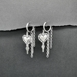 Handgjorda örhängen  - Handgjorda örhängen ●Material- rostfritt stål och zinklegeringar ●Örhängeskrokar -100% rostfritt stål . Nickel fri.☆☆☆Längd - 6cm ,par-120kr