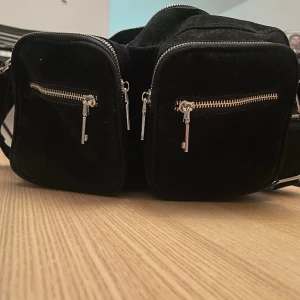 Noella väska - En fin Noella väska som jag bara har haft en gång i Spanien. Den är i bra skick och de är den stora modellen 