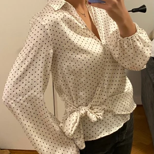 Prickig blus - Supersöt blus som jag bara använt en gång, därav som ny.