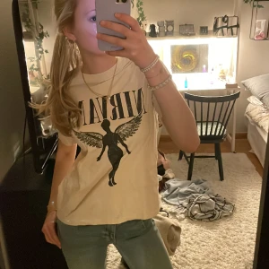 Nirvana T-shirt - Så skön och cool T-shirt ! Skriv för fler bilder, köparen står för frakt !💕