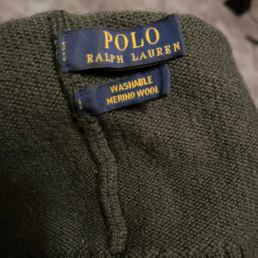 Säljer en polo Ralph lauren mössa som är i väldigt bra skick och inte använd mycket alls. Den är i 100% merino ull och är väldigt skön att ha på sig. Skriv om ni har funderingar.. Övrigt.