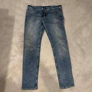 Säljer dess sjukt snygg replay anbass jeans i storlek 32, skick 9/10 