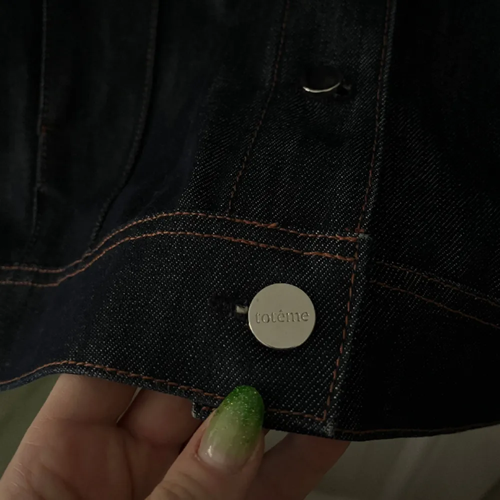 Oversized jeansjacka från Toteme, funkar för en storlek S-L beroende på önskad fit. Väldigt fint skick, knappt använd.. Jackor.