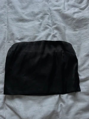 Bandeu topp satin - Svart bandeu satin topp från NA-KD strl. s, använd 3ggr!💗