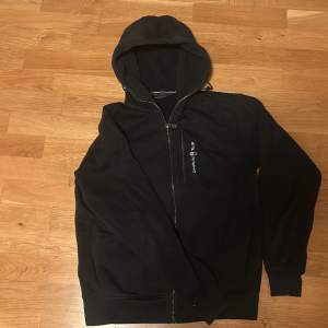 Fin hoodie från sailracing, nypris 1.300kr Säljer då den inte kommit till användning, lite solbränd och lite slitage på zippen. 