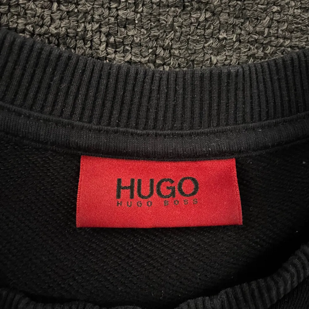 En Hugo boss tröja som jag använt med är i bra skick ändå den är normal i storleken. Skicka vid minsta fråga!. Tröjor & Koftor.