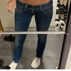 Säljer mina pepe jeans då dom är lite för små. Dom har ett slits (föraren bilden är lånad skriv om ni vill ha privata bilder 💗