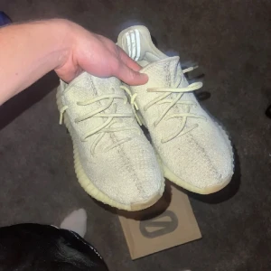 Yeezy 350 - Säljer dessa feta yeezy 350 då jag helt enkelt bara är lite trött på dem, det är den skönaste skon jag använt och dem är riktigt feta. Kvitto och box medföljer.