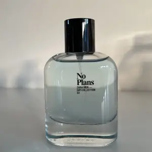 Säljer denna parfym då den inte kommer till användning. Luktar somrigt och friskt. Använd en gång. Flaskan är full. 