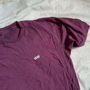 T-shirt från Vans. Storlek M. True to size. Inga fläckar eller skador. 