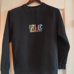 Helas caps crewneck - Snygg heavyweight crewneck från märket Helas caps. Väldigt skön och snygg passform. Bra skick utan defekter och väldigt bra kvalite. Nypris 900kr 