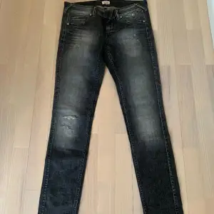 Säljer dessa asfeta mörkgråa Tommy Hilfiger jeansen med snygga slitningar. Storleken är 28/32 vilket borde passa dig som är 175-185. Nypriset är 1499kr. 