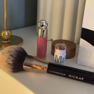 Nytt smink - • Anastasia cream bronzer (Amber) 299kr • Rare beauty såld! • Milk Stick Såld • Hickap borste (111/powder deluxe)129kr Alla är använda max 5 gånger så väldigt nya! 750kr allt! (Värde 1300)