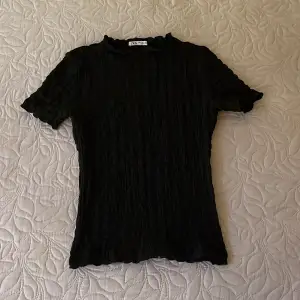 Säljer denna blus från Zara då den aldrig kommit till användning!❤️