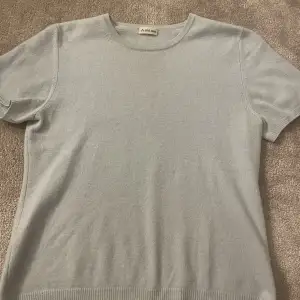 Jättemysig turkos/ljusblå cashmere t shirt från märket A shi ma. (Softgoat liknande). Storlek S. Säljes för 900kr. Köpt för 2000kr.❤️ Inga defekter i nyskick. Skriv för frågor