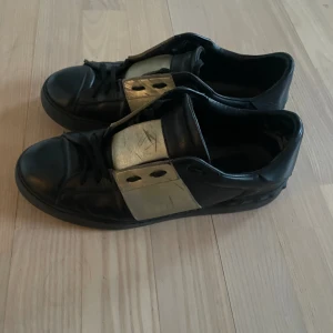 Valentino Opens - Tja, säljer ett par Valentino Opens för ett bra pris, skick 6/10