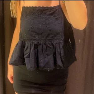 Superfin topp från Zara!! - Superfin topp med så fina detaljer från Zara, köpt i spanien sedan aldrig använd💋!!
