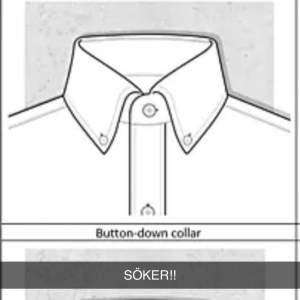 Hej, jag letar efter en ljusblå skjorta med en button-down krage, liknande den på bilden. Jag vill att kragen ska hålla sig på plats och inte åka ner, vilket jag har märkt att vissa av mina Ralph Lauren-skjortor gör. Jag söker storlek L/M 
