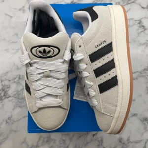Adidas Campus 00s ”Crystal White” - Helt nya och oanvända Adidas Campus 00s ”Crystal White”. Storlek: 39 1/3. Pris: 1549. Skicka ett meddelande vid intresse. Köp tryggt och snabbt hos oss. Många nöjda kunder😊
