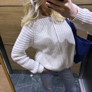 Kofta/ stickad jacka - Så snygg kofta/ stickad jacka som är helt perfekt nu till våren💕 sparsamt använd 